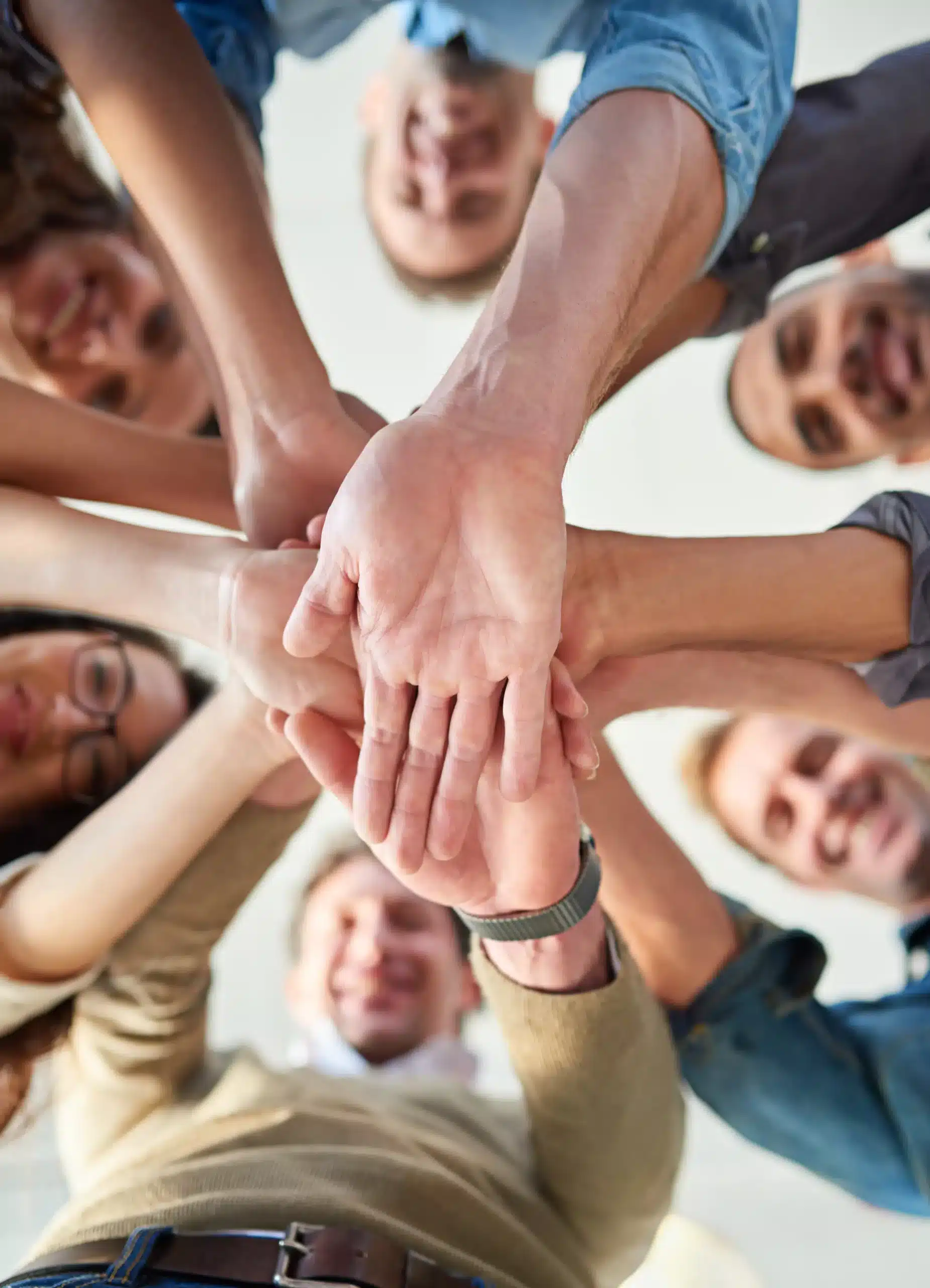 Equipo de consultoría de recursos humanos trabajando en el desarrollo y gestión del talento empresarial.