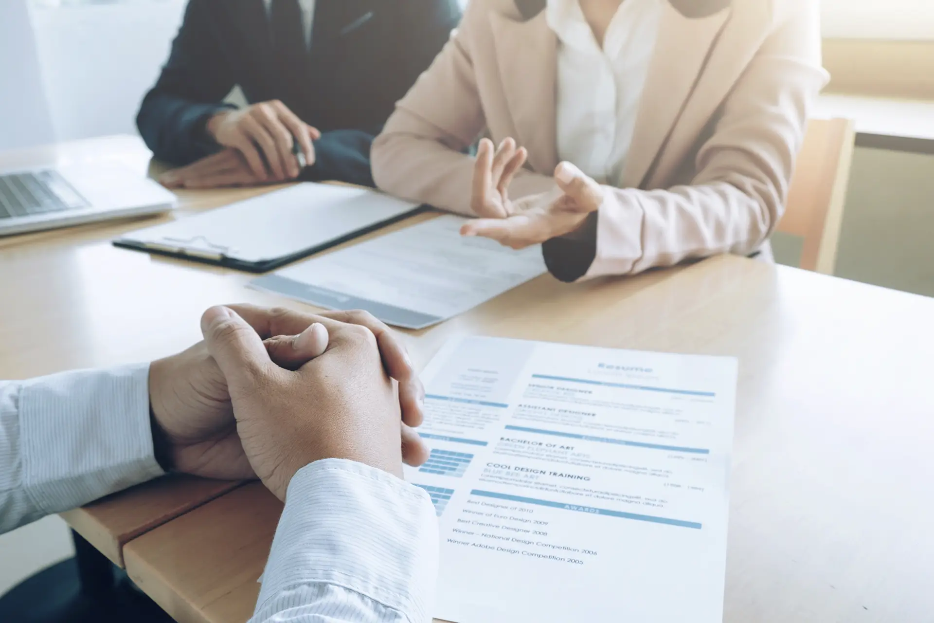 Equipo profesional de recursos humanos analizando perfiles y procesos de selección de personal en un entorno corporativo.